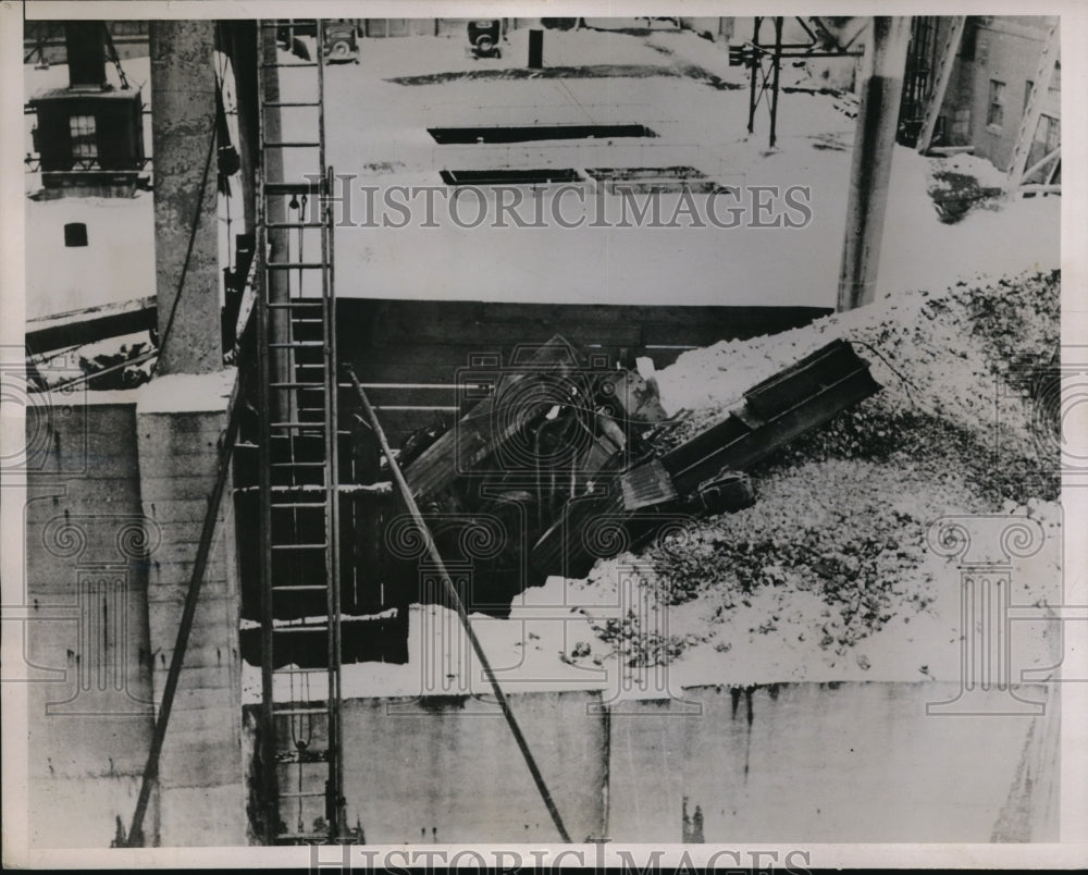 1936 Press Photo A ladder used by Dr. Gillmore to save McCoy after a crane drop - Historic Images