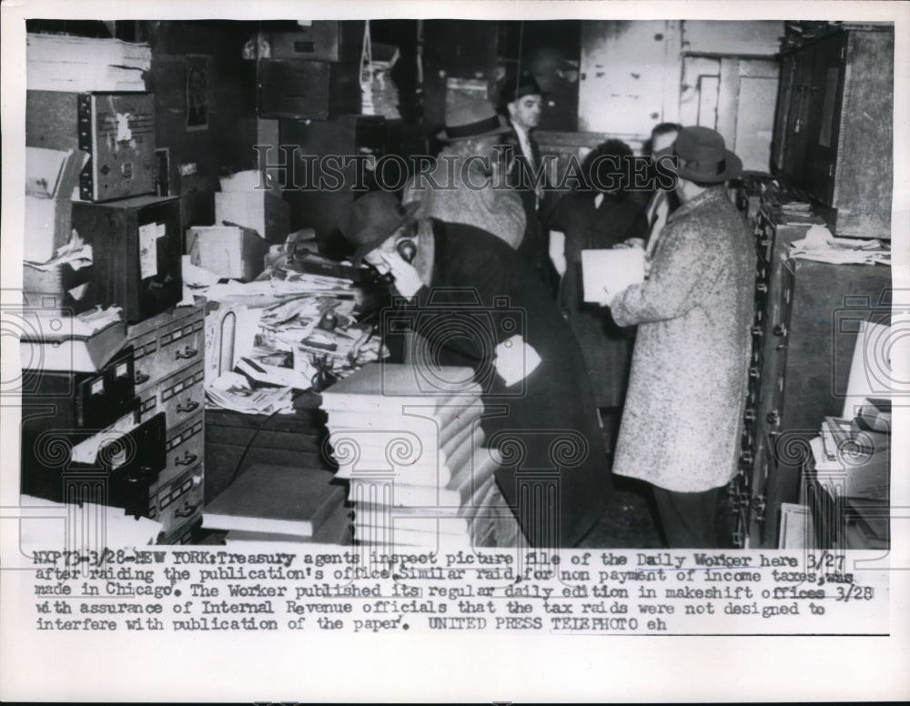 1956 Press Photo Inspection of the worker files after raids here and in Chicago - Historic Images