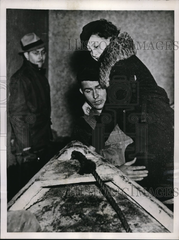 1937 Press Photo Moving out from the flooded home in Mounds, Illinois - Historic Images