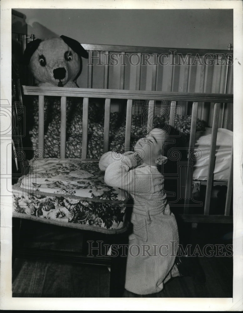 1942 Press Photo Small child saying her bedtime prayers - Historic Images