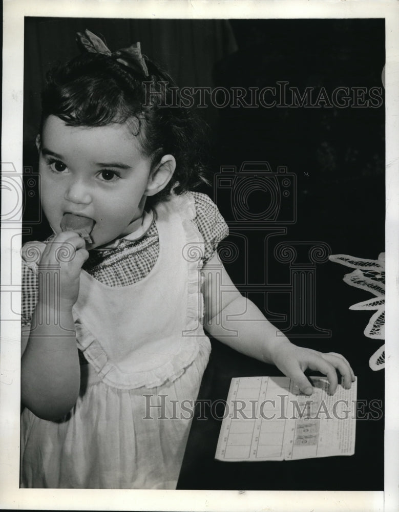 1942 Press Photo A small girl enjoying a lollipop - Historic Images