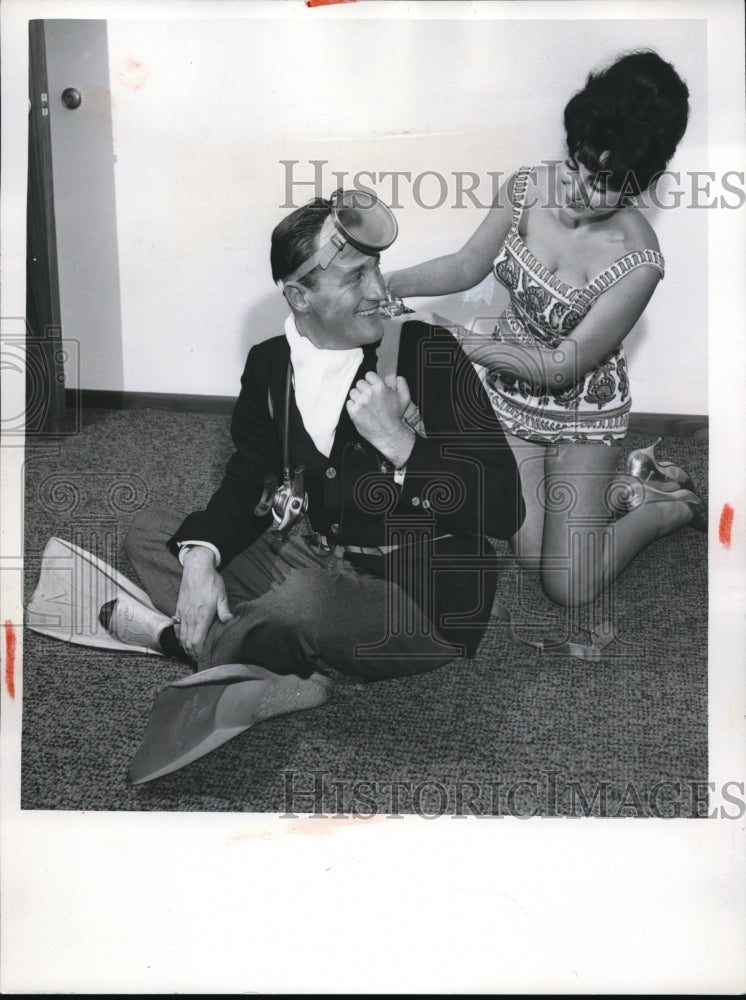 1961 Press Photo John McKinney a boater with Boat queen candidate Penny Angeloff - Historic Images