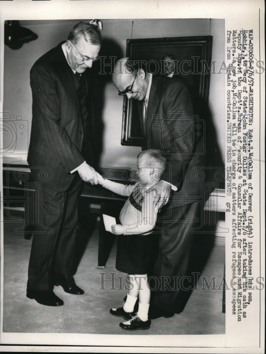 1957 Press Photo Robt McCollum, son Bobbie and State Secy John Dulles - Historic Images