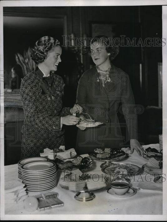 1935 Press Photo Miss Faith Locke and Miss Suzanne Murray on a tea party - Historic Images