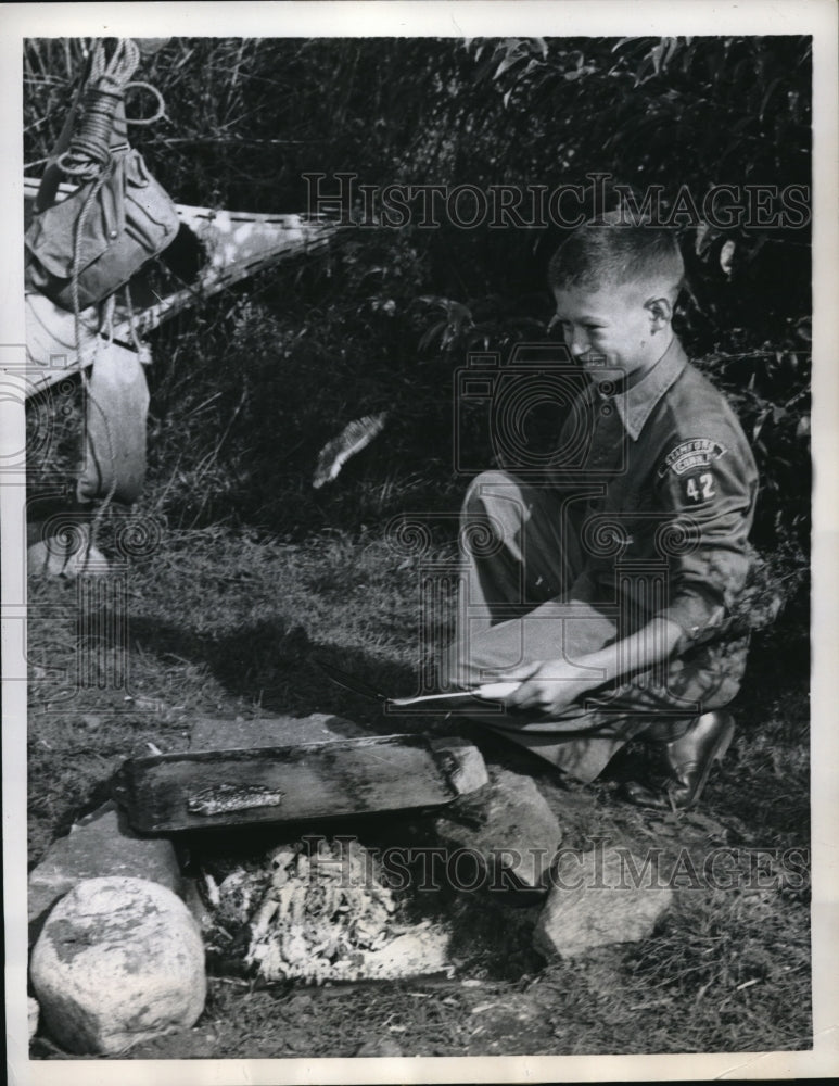 1959 Press Photo John Borgatti practices for the Boyscout Pancake Championship - Historic Images