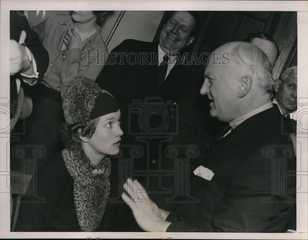 1936 Press Photo Mrs. Young talks to Mr. Tumulty whom she engaged her dog&#39;s case - Historic Images