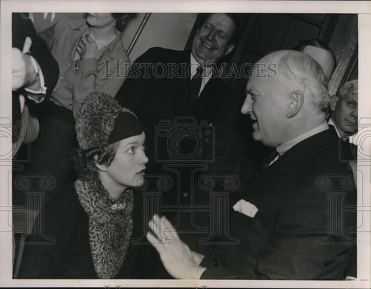 1936 Press Photo Mrs. Young talks to Mr. Tumulty whom she engaged her dog's case - Historic Images
