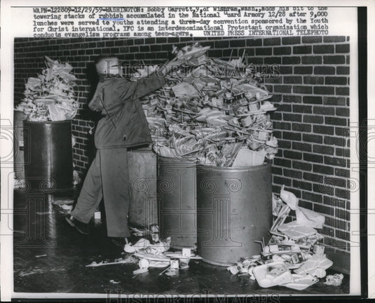 1960 Press Photo Bobby Garrett & the towering stacks of rubbish in a YFC seminar - Historic Images