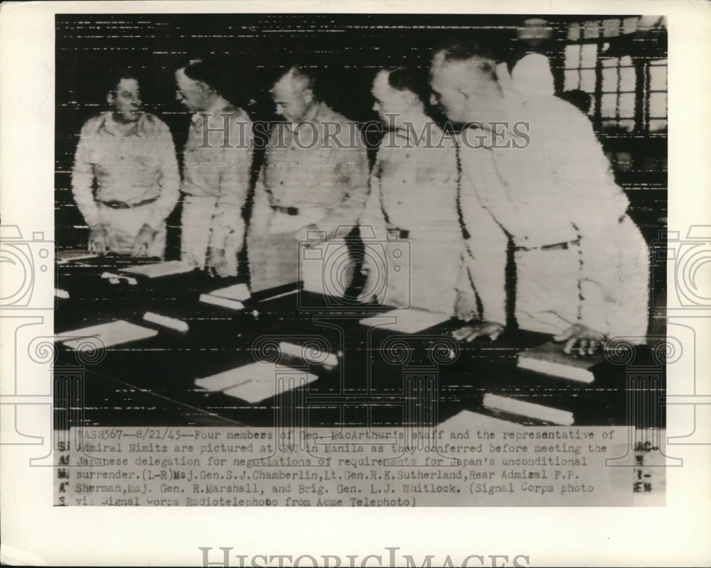 1945 Press Photo Gen MacArthur&#39;s staff and Rep. of Admiral Nimitz in Manila - Historic Images