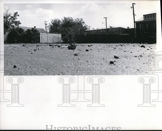 1971 Press Photo Rocks strewn at Madison Lawn Playground - Historic Images