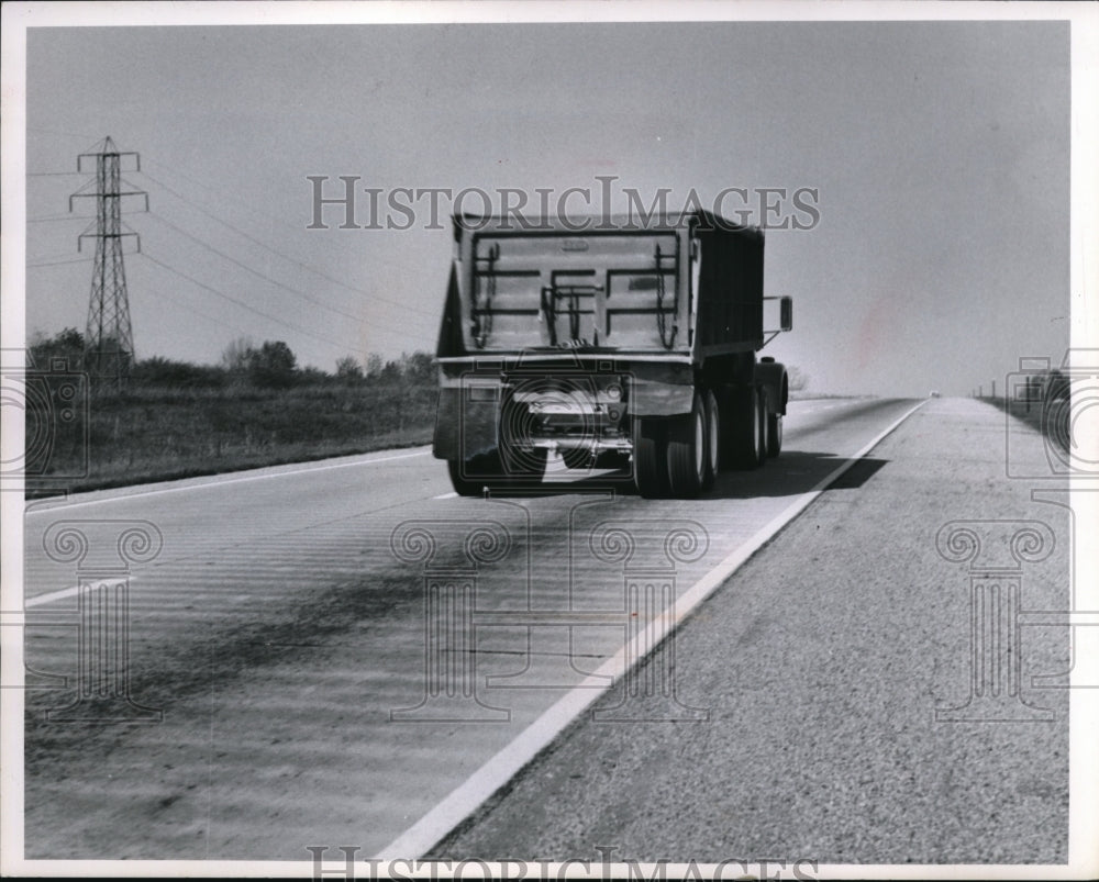 1963 Press Photo Illegal mud flaps - Historic Images