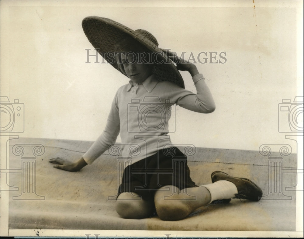 1927 Press Photo Little Graciella Freestone is modelling the new Hawaiian hut - Historic Images