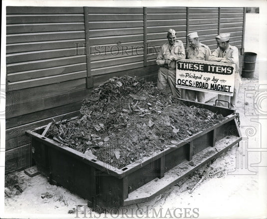 1943 Press Photo Maj JH DeGrange,Maj Scrungham, Lt HC Barrce & scrap metal - Historic Images