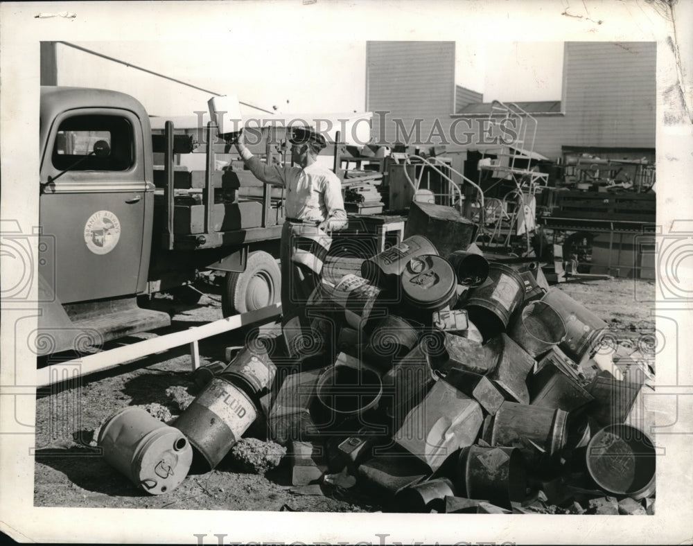 1942 Press Photo Patriotic Charles Busby collects tin cans - Historic Images