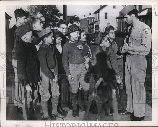 1945 Press Photo Camden NJ Boy Scouts & Master Charles Stutzenberg - Historic Images