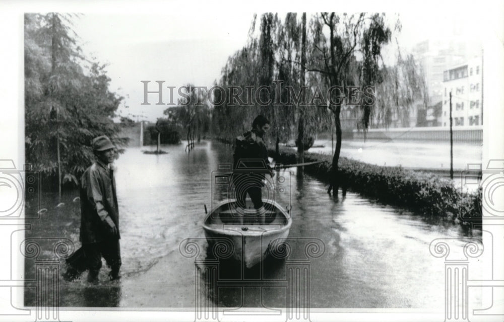 1971 Press Photo Osaka, Japan Nakaanoshima park flooded by typhoon - nec95177 - Historic Images