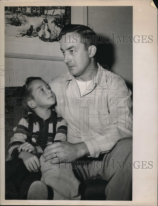 1949 Press Photo Cleveland Brad Laid & son learn of wifes death in crash - Historic Images