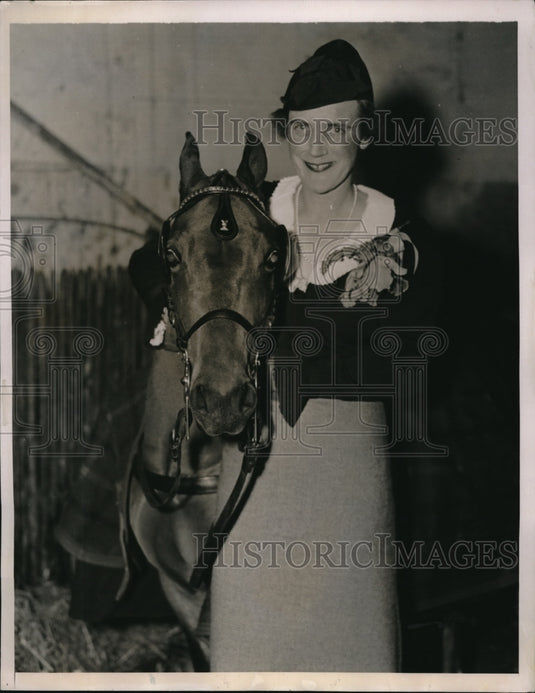 1936 Press Photo Mrs William B Macokk wins trophy at NYC Horse show - Historic Images