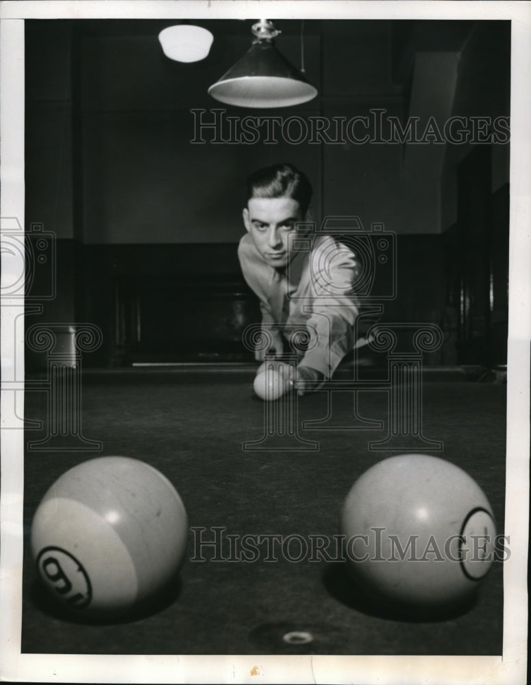 1944 Press Photo Pfc Joseph F Codi makes a billards shot - Historic Images