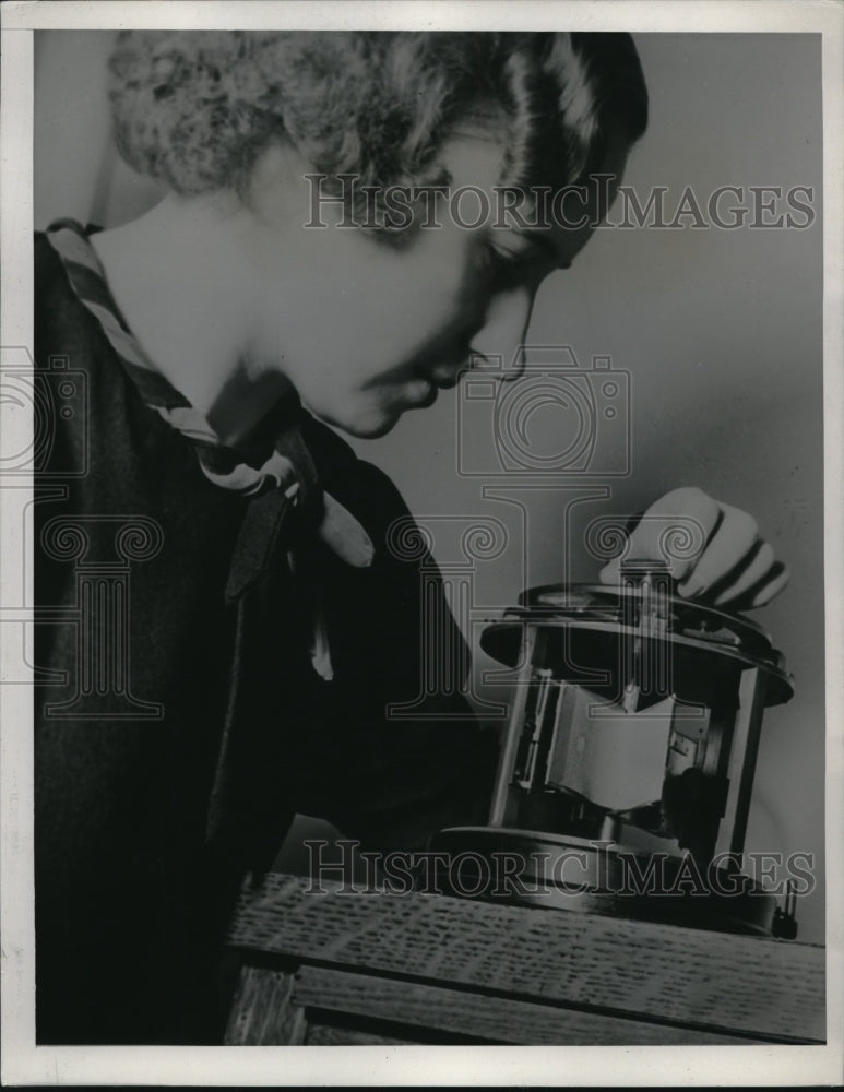 1938 Press Photo Dr Ruby Werner &amp; a crease meter at Natl Bureau of Standards - Historic Images