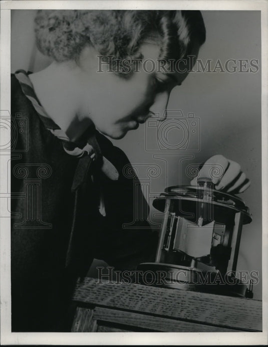 1938 Press Photo Dr Ruby Werner & a crease meter at Natl Bureau of Standards - Historic Images