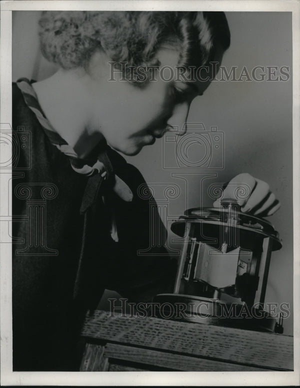 1938 Press Photo Dr Ruby Werner & a crease meter at Natl Bureau of Sta ...