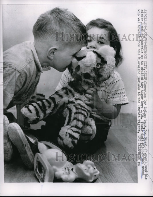1959 Press Photo Redwood City Calif Don Mossi Jr & sister Deb with toy tiger - Historic Images