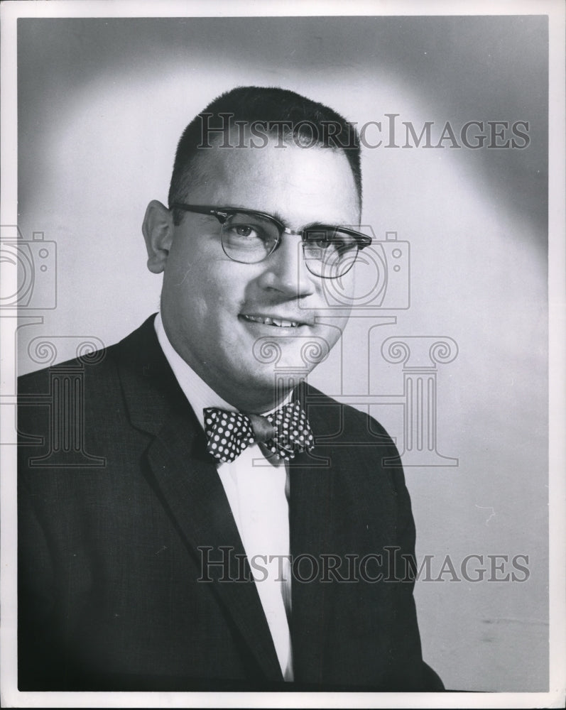 1952 Press Photo RA McIntyre sales dir for Natl Spectroscopic Labs - nec95297 - Historic Images