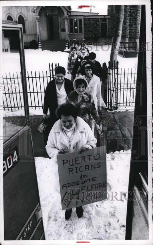 1969 Press Photo Welfare moms march at Columbus Ohio for Puerto Ricans - Historic Images