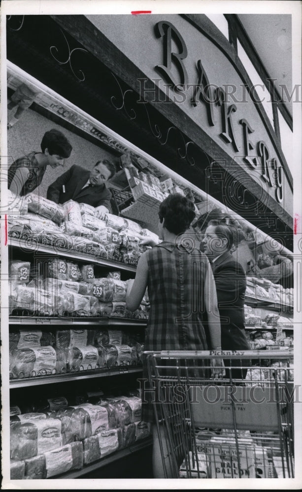 1968 Press Photo Sandy Hall, Pete Kelly at Pick N Pay grocery bread dept - Historic Images