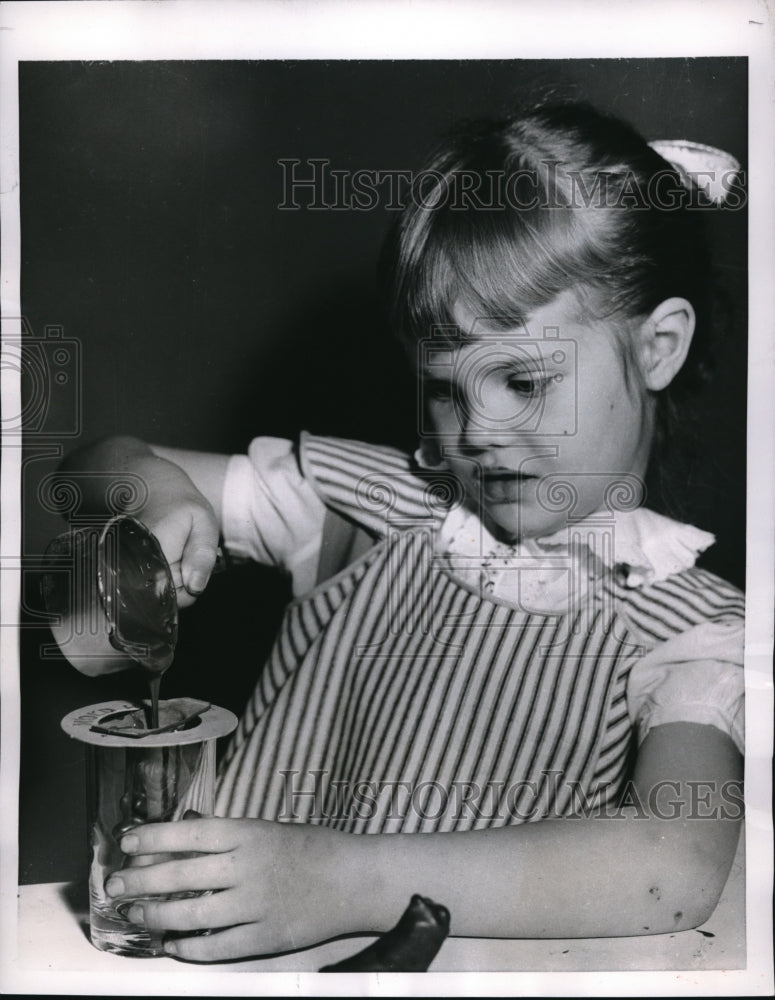 1956 Press Photo Chicago young girl & a toy bake set - Historic Images