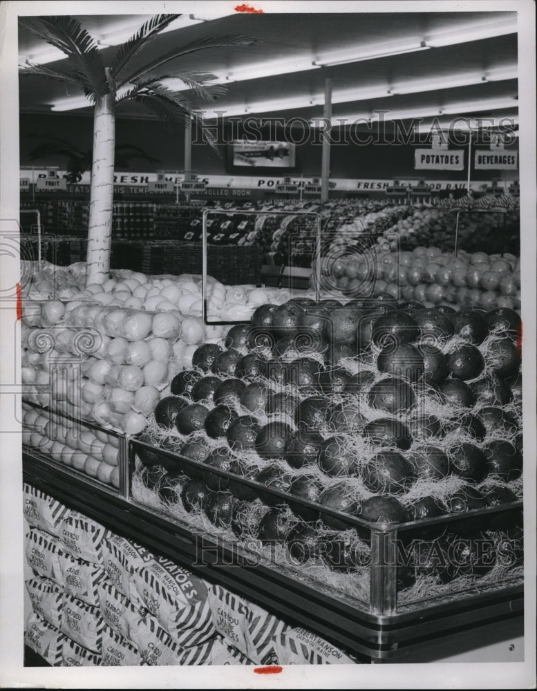 1954 Press Photo Pick N Pay grocery store fruit display - Historic Images