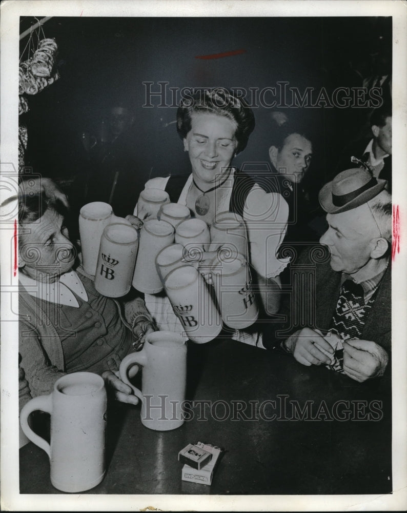 1964 Twelve beers on tap served all at once by German barmaid - Historic Images