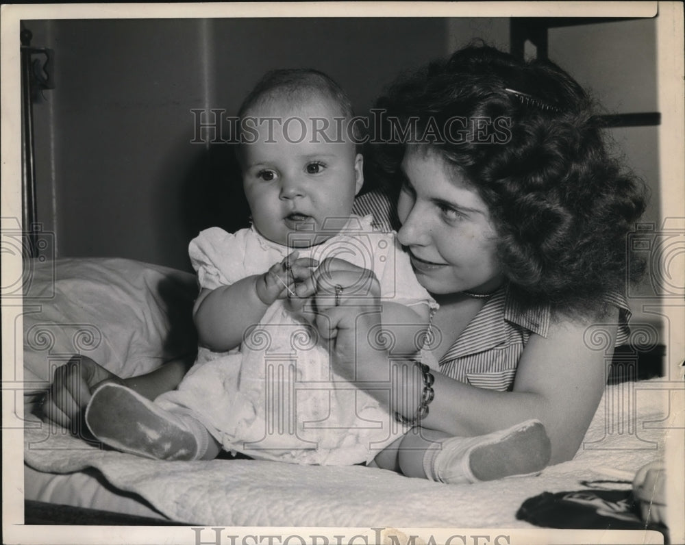 1948 Press Photo Chicago Mimi Fitzgibbons LaVerne Swallowed A Pin Doctor Removed - Historic Images