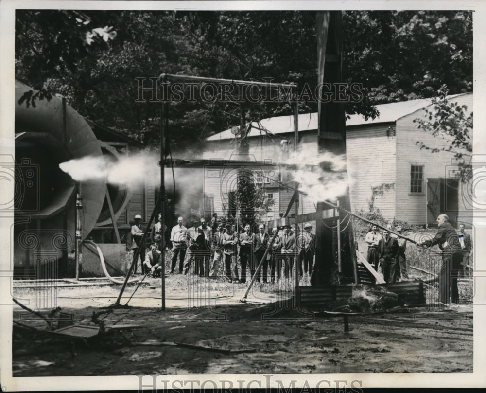 1941 Press Photo Natl Bureau of Standards dump gas tanks in a demonstration - Historic Images