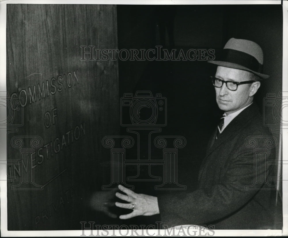 1965 Press Photo Chairman William McKeon arrives to appear for charges of bribe - Historic Images