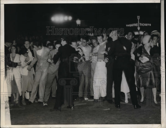 1932 300 Police needed to hold crowd of 25,000 for movie opening - Historic Images