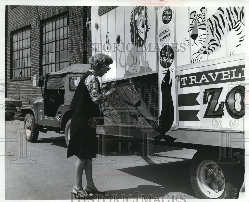 1964 Press Photo Margaret McCoffey peeking in Traveling Zoo truck - nec95448 - Historic Images