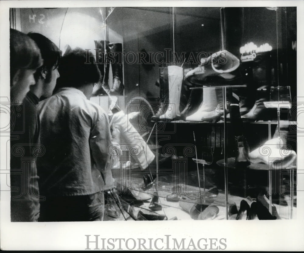 1969 Press Photo Montreal Canada lady looks at knee boots in a shop - Historic Images