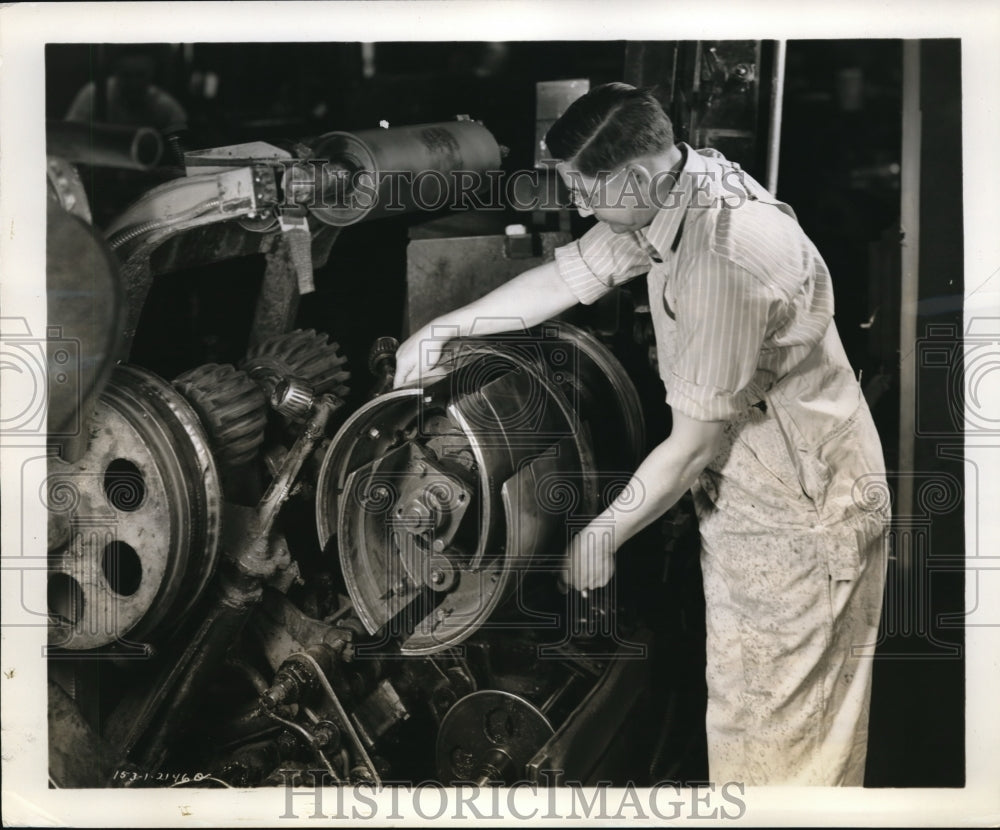 1946 Press Photo Car tire &amp; CB Carruthers at Goodyear plant - Historic Images