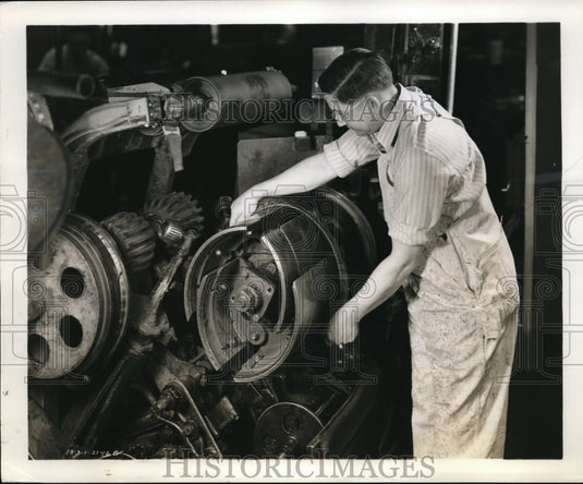 1946 Press Photo Car tire & CB Carruthers at Goodyear plant - Historic Images