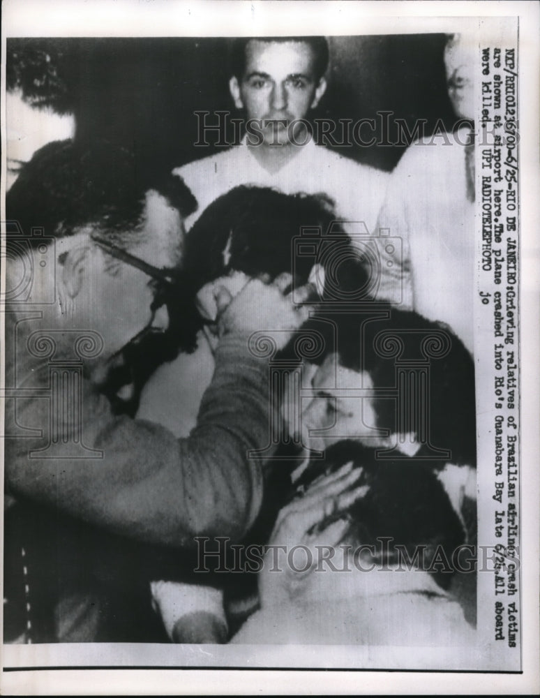 1960 Press Photo Rio De Janeiro Brasilian Airline Crash Grieving Family-Historic Images