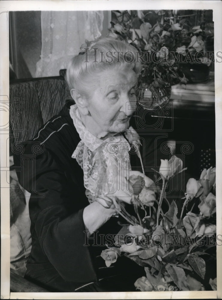 1943 Press Photo Mrs. Barbara Binz at 100 arranging the 100 roses birthday gift - Historic Images