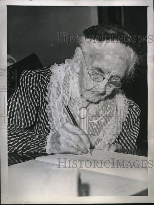 1944 Press Photo Mrs. Elizabeth Allen Wood, 101 year old voter in 1944 election - Historic Images