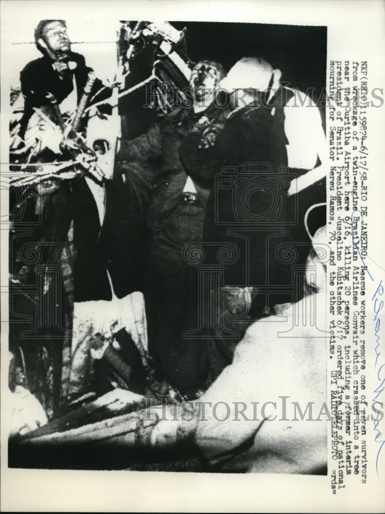 1958 Press Photo Rescue workers at twin-engine Brazilian Airlines wreckage - Historic Images