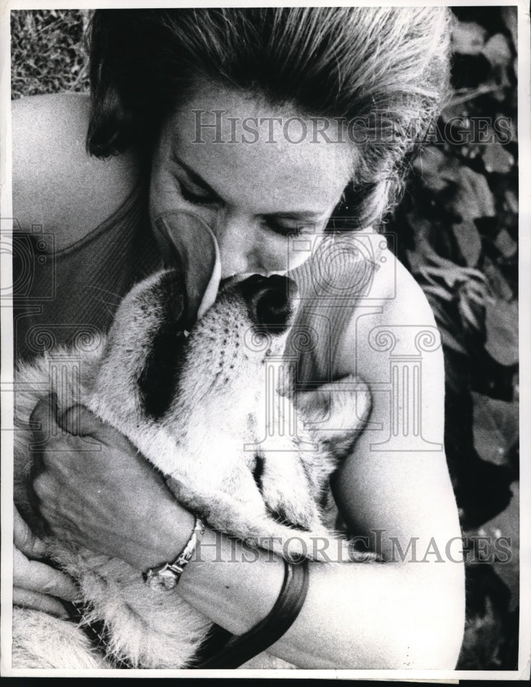 1969 Press Photo Girl&#39;s affection comes from a 140-pound wolf - nec95665 - Historic Images