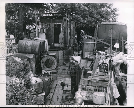 1962 Press Photo Hermit of O'Hare Field Relaxes in Folding Chair - Historic Images