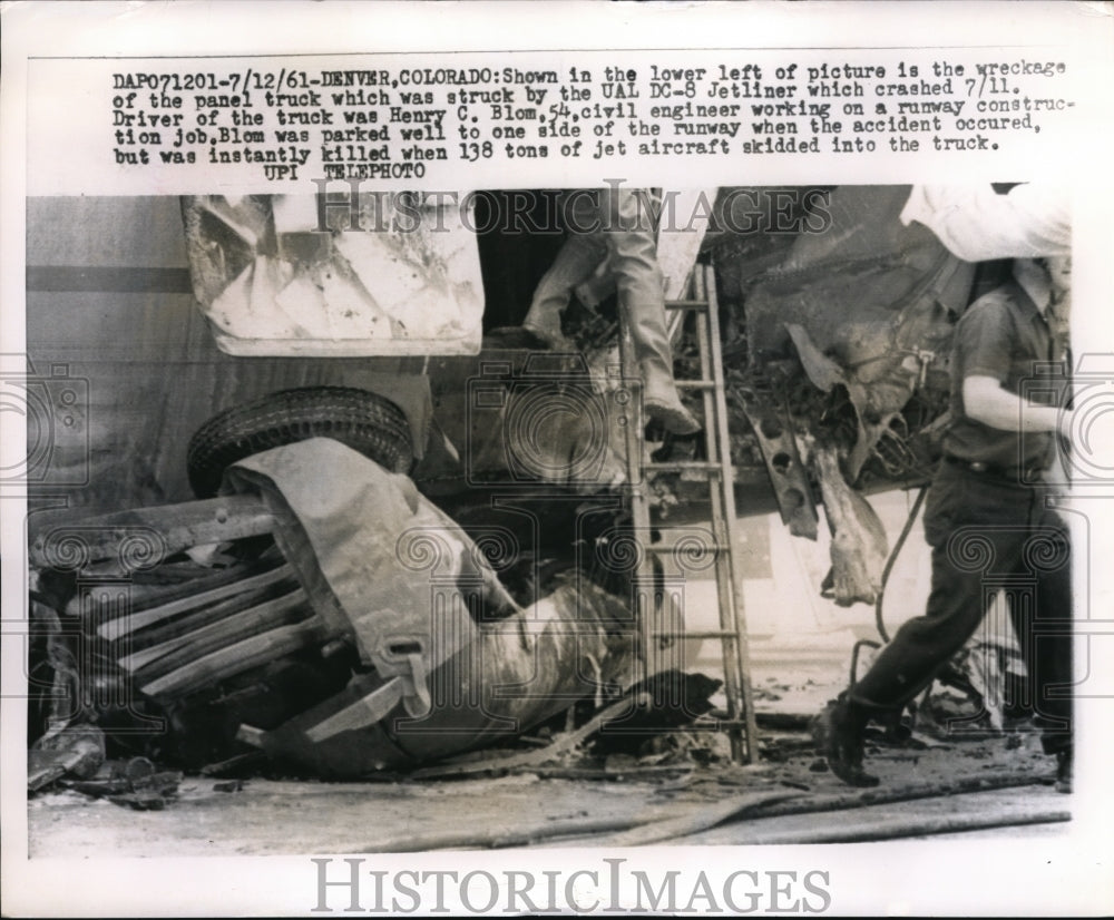 1961 Press Photo The wreckage of a panel truck struck by a Jetliner in runway - Historic Images