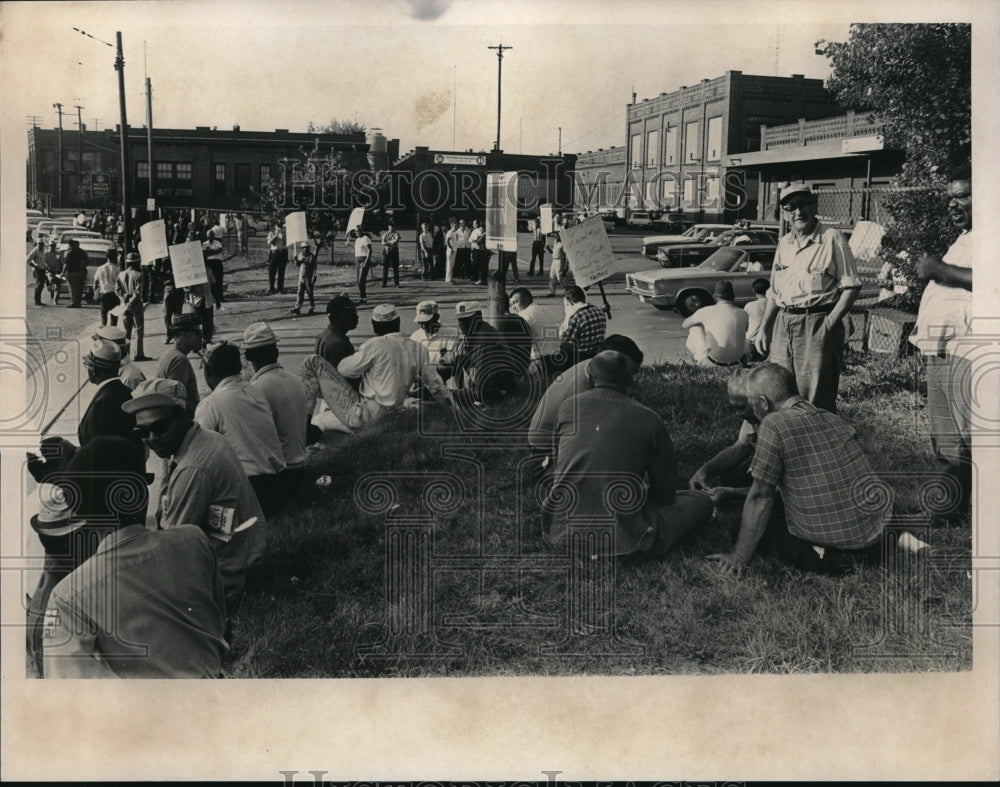 Press Photo Group of people at a strike protest in Cleveland Ohio - nec95828 - Historic Images