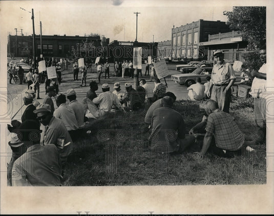 Press Photo Group of people at a strike protest in Cleveland Ohio - nec95828 - Historic Images